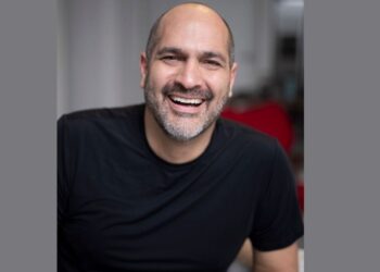 Equipo de trabajo en reunión, dialogando con apertura y liderazgo consciente en un entorno profesional.