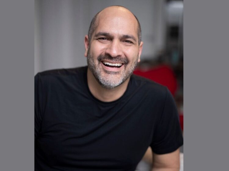 Equipo de trabajo en reunión, dialogando con apertura y liderazgo consciente en un entorno profesional.