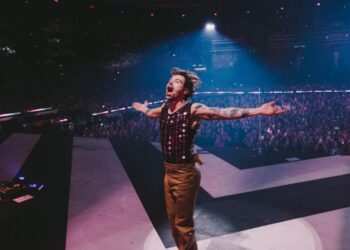 Captura del sitio web webelongtogether.co de Harry Styles, con video de un concierto y diseño minimalista que sugiere una nueva era musical.