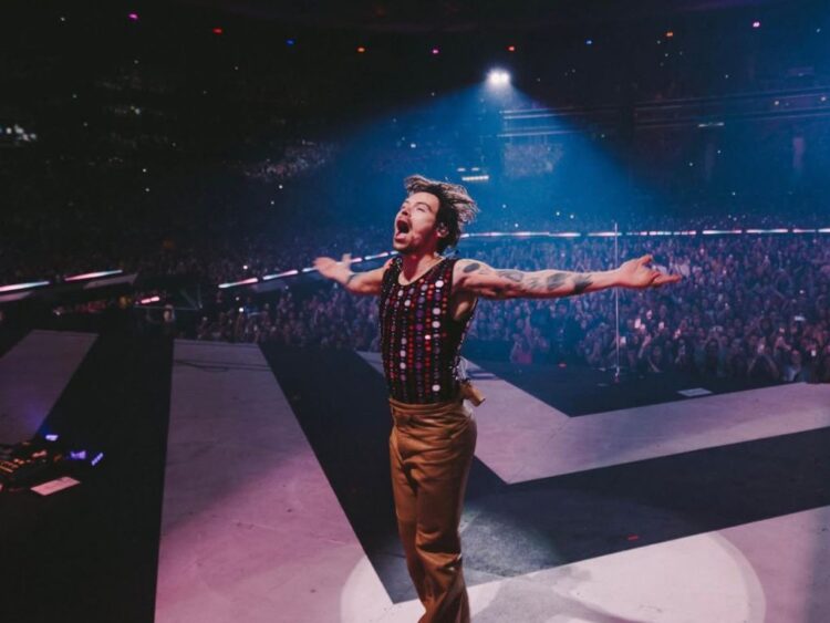 Captura del sitio web webelongtogether.co de Harry Styles, con video de un concierto y diseño minimalista que sugiere una nueva era musical.