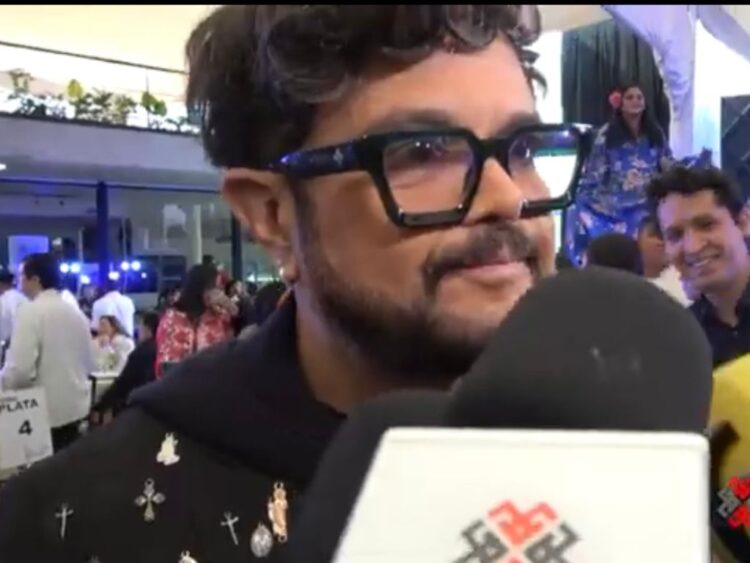 Aleks Syntek durante una aparición pública, sonriente y relajado, mientras aclara rumores sobre su estado de salud y proyectos musicales.