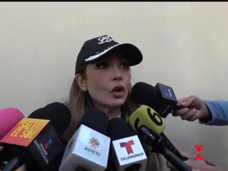 Paty Navidad durante una entrevista, hablando sobre su canción Puñal y el dolor emocional que inspiró el tema.