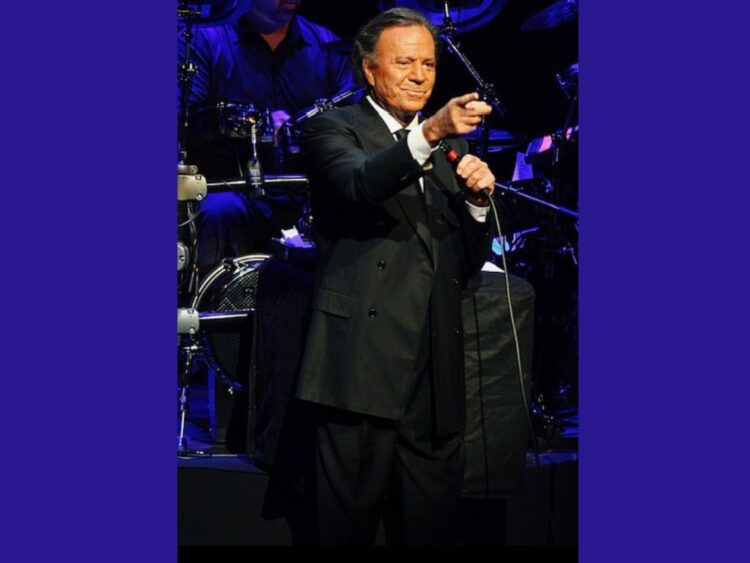 ulio Iglesias durante una presentación pública, mientras autoridades españolas solicitan investigar denuncias de acoso y agresión sexual en su contra.