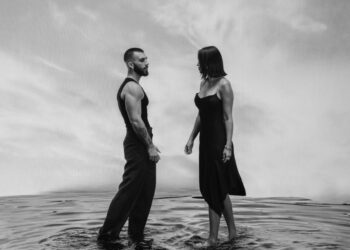 Manuel Turizo promociona su nuevo sencillo de bachata “Por Un Pendejo No Se Llora (Salud Mi Reina)” para su lanzamiento en 2026.