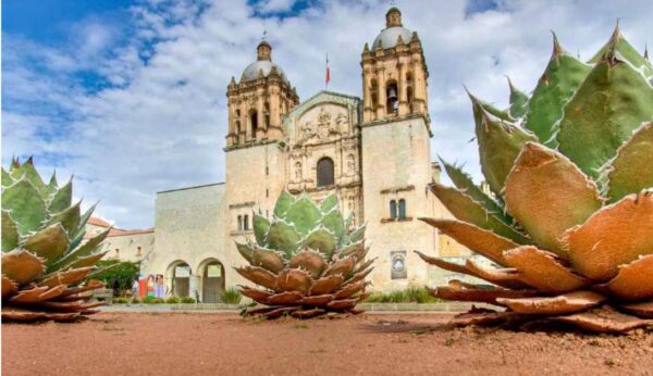 La salud del pueblo no es una mercancía ni un privilegio: Sheinbaum La presidenta Claudia Sheinbaum afirmó que la salud de los mexicanos no es una mercancía ni un privilegio, es un derecho del pueblo. Al inaugurar el Hospital General de Zona No. 25 “Ignacio Zaragoza”, que tuvo una inversión de dos mil 414 millones de pesos, la mandataria federal acusó que en el periodo neoliberal fueron muchos años de abandono a la salud . Afirmó que con el expresidente Andrés Manuel López Obrador se decidió después de la pandemia hacer un nuevo sistema de salud para todos aquellos estados que quieran incorporarse a federalizar el sistema de salud. Advirtió que los gobiernos anteriores veían el acceso a la salud como una mercancía , dejaron de hacer hospitales y centros de salud para que crecieran los privados” y está bien que haya hospitales privados y clínicas privadas para quienes lo puedan pagar , …pero el Estado tiene una obligación dar acceso a la salud y que sea el mejor de todos los servicios”. Credencialización a todos los mexicanos Adelantó que se va a iniciar un proceso de credencialización de la salud de todos los mexicanos “y van a tener su credencial de la salud, van a saber a qué clínica le corresponde ir , a que centro de salud , a qué hospital con esa credencial van a tener su expediente médico tal que aunque estén aquí en el Zaragoza o se van de vacaciones y tienen alguna enfermedad y van al hospital allá, pues se comparte el expediente a aquí en el IMS van muy avanzados”. La titular del ejecutivo dijo que la salud no es una mercancía ni un privilegio, es un derecho del pueblo de México y por eso está en el artículo cuarto de la Constitución. Sheinbaum, destacó que a diferencia del gobierno neoliberal, la Cuarta Transformación cree en lo que se llama el Estado de Bienestar, en el que todas las mexicanas y mexicanos tengan salud, educación y vivienda en condiciones dignas y de calidad. “Por eso hablamos de que en 2018, inició una gran transformación en nuestro país. Le llamamos la cuarta transformación de la vida pública de México, similar a la independencia, similar a la reforma similar a la revolución y tenemos que cuidar esta transformación que luchamos por justicia social”. Agregó que se sigue luchando no porque llegaron al gobierno dejaron de luchar por justicia social , libertades , democracia y sobre todo por el bienestar del pueblo de México. “Por eso a diferencia del pasado que los gobiernos servían a unos cuantos ,nosotros orgullosamente somos gobiernos del pueblo por el pueblo y para el pueblo de Mexico”. Por su parte , la jefa de gobierno , Clara Brugada Molina, aseguró que la construcción del hospital responde a una deuda  histórica con los miles de habitantes del oriente de la ciudad. Ante vecinas y vecinos de la zona de Iztapalapa, recordó que el Hospital Número 25 sufrió daños graves en su estructura tras el sismo del 19 de septiembre de 2017, por lo cual se vio comprometida su estabilidad  y obligó su cierre definitivo, su demolición y la construcción de la nueva infraestructura, misma que hasta el día de hoy que abre sus puertas a toda la ciudadanía. Sheinbaum se reúne con economistas . Previamente, la presidenta Sheinbaum con economistas en Palacio Nacional, con quienes conversó sobre él crecimiento y la fortaleza económica del país . "En Palacio Nacional, nos reunimos con economistas para conversar sobre el crecimiento y la fortaleza económica de México con visión de bienestar, prosperidad compartida y justicia social", informó en su red social X. La mandataria federal estuvo acompañada por integrantes de su gabinete legal y ampliado, entre ellos , el canciller Juan Ramón de la Fuente y el secretario de Economía, Marcelo Ebrard .