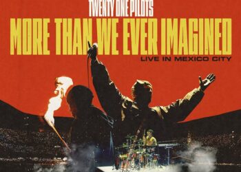 Póster oficial de Twenty One Pilots: More Than We Ever Imagined mostrando a Tyler Joseph y Josh Dun sobre un escenario iluminado, anunciando la película‑concierto en cines IMAX.