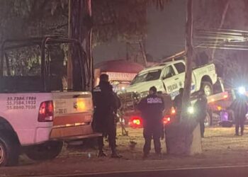 Patrulla vuelca durante persecución, en Chicoloapan