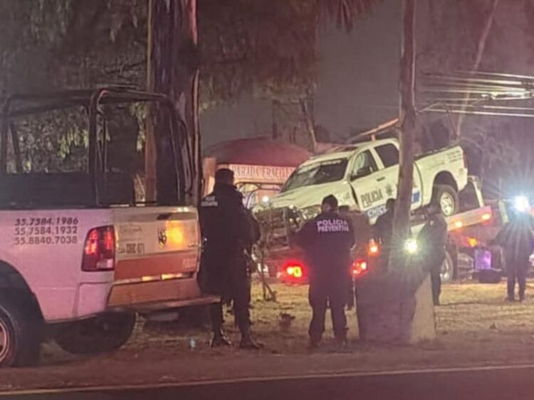 Patrulla vuelca durante persecución, en Chicoloapan