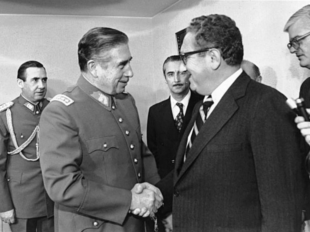 El general Augusto Pinochet y Henry Kissinger