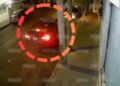 Captura de cámara de seguridad que muestra un automóvil Honda City azul ingresando a una cochera en Nezahualcóyotl durante la noche.