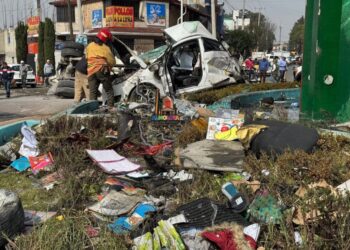 Volcadura de revolvedora deja lesionados en Almoloya de Juárez