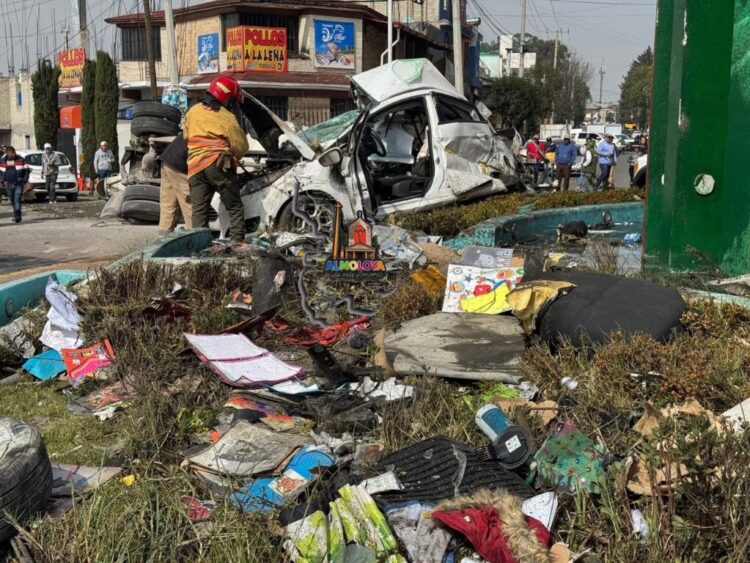 Volcadura de revolvedora deja lesionados en Almoloya de Juárez