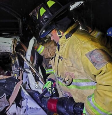 Cuerpos de emergencia atienden accidente en carretera de Uruapan