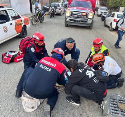 Bomberos rescatan a peatón que cayó en alcantarilla