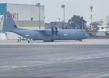 Un avión militar Lockheed Martin C-130J Super Hercules de las Fuerzas Armadas de los Estados Unidos (EU) aterrizó en el Aeropuerto Internacional de Toluca.