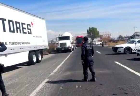Los familiares que bloquean la México-Pachuca permiten el paso intermitente de los vehículos