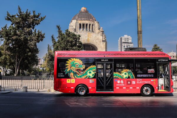Desde el Monumento a la Revolución, la Jefa de Gobierno, Clara Brugada, da el banderazo de salida a la nueva Ruta de Metrobús. 