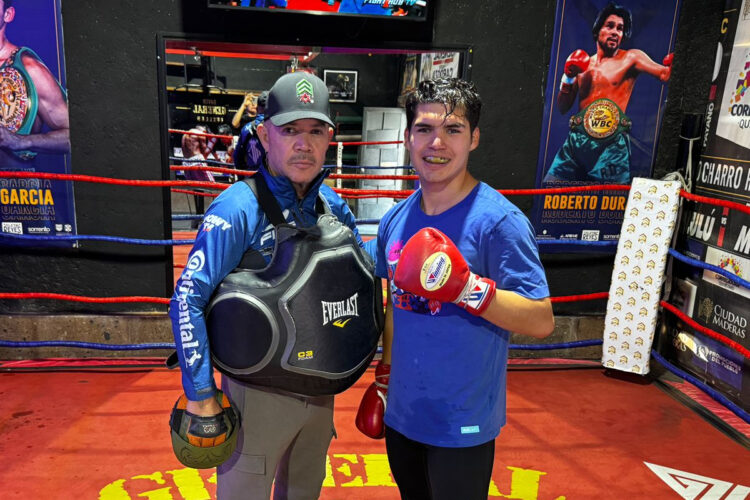 David "General" Cuéllar con su padre y entrenador