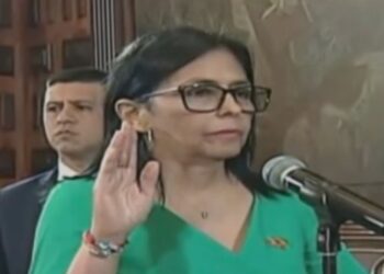 Delcy Rodríguez jura como presidenta interina de Venezuela ante la Asamblea Nacional en Caracas.