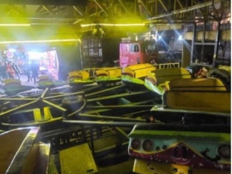 La estructura de las "Tazas locas" permanece bajo custodia tras el fatal accidente en la colonia Los Reyes. La falla mecánica provocó la muerte de un padre de familia y lesiones graves a un menor de edad. Foto: AMEXI/Especial.