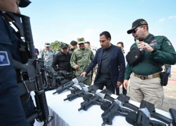 Gobernador de Chiapas, Eduardo Ramírez entrega armas a corporaciones de seguridad