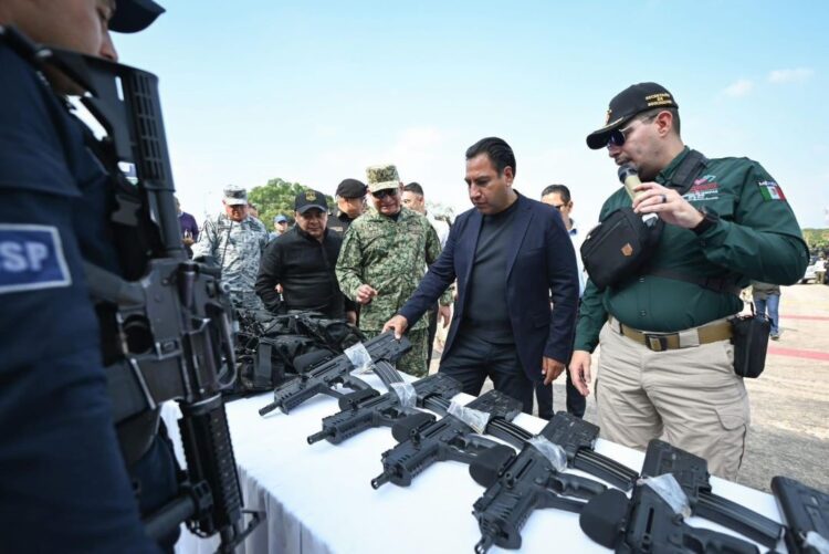 Gobernador de Chiapas, Eduardo Ramírez entrega armas a corporaciones de seguridad