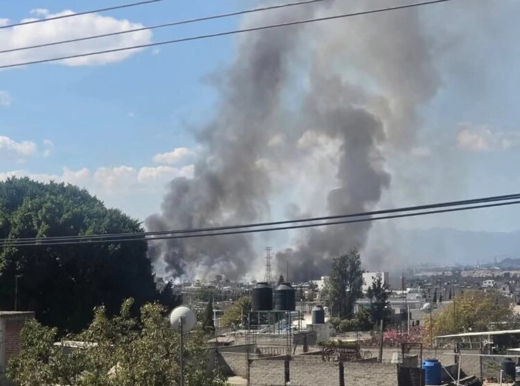 Controlan incendio de pastizal y basura en límites de Nezahualcóyotl y Chimalhuacán