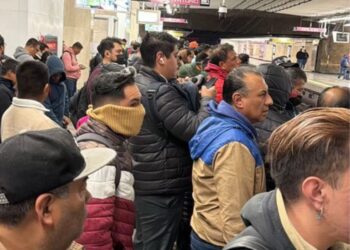 Pasajeros aglomerados en la Línea A del Metro de la Ciudad de México por fallas en el servicio.