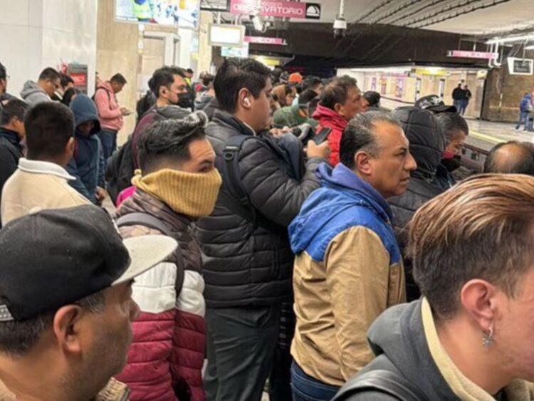 Pasajeros aglomerados en la Línea A del Metro de la Ciudad de México por fallas en el servicio.