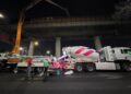 Técnicos del Sistema de Transporte Colectivo supervisan el mantenimiento en el tramo elevado de la Línea B. La ruta reanuda sus servicios tras el colado de trabes y la instalación de durmientes sintéticos. Foto: AMEXI/Metro CdMx.