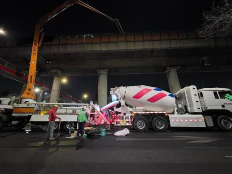 Técnicos del Sistema de Transporte Colectivo supervisan el mantenimiento en el tramo elevado de la Línea B. La ruta reanuda sus servicios tras el colado de trabes y la instalación de durmientes sintéticos. Foto: AMEXI/Metro CdMx.