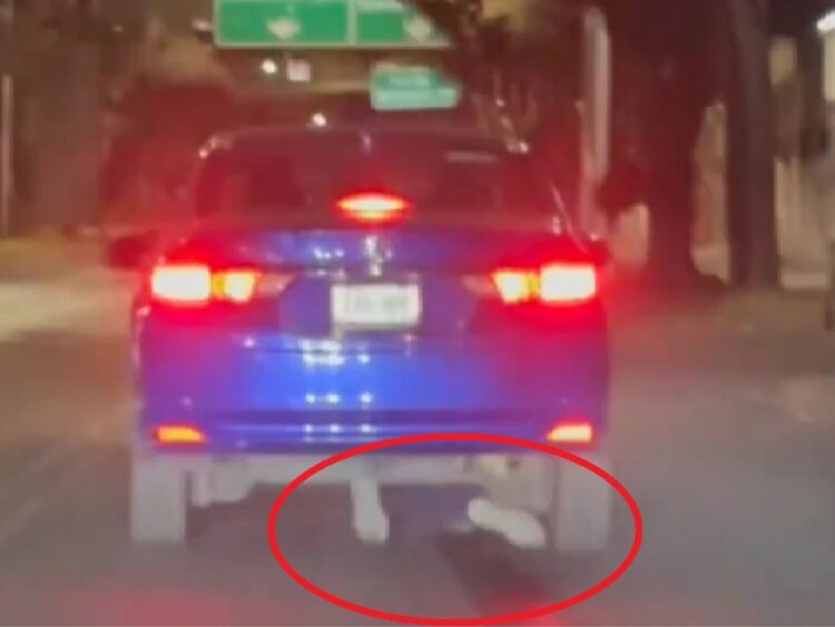 Policías de la SSC resguardan zona de accidente vial tras muerte de motociclista en la alcaldía Iztapalapa, CDMX.