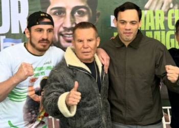 Julio César Chávez con sus hijos Julio y Omar