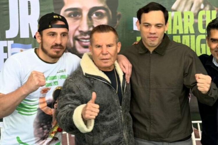 Julio César Chávez con sus hijos Julio y Omar