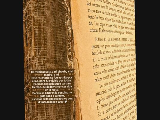 Ángela Aguilar muestra la guía de oraciones familiares. | AMEXI/FOTO: IG @angela_aguilar_