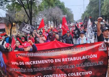 Movilización de integrantes del SITUAM para exigir aumento a salario base