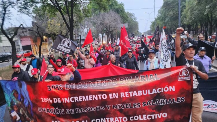 Movilización de integrantes del SITUAM para exigir aumento a salario base