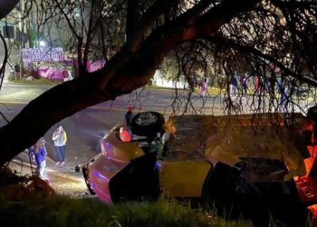 Volcadura de tráiler desata rapiña y caos vial en Naucalpan-Toluca