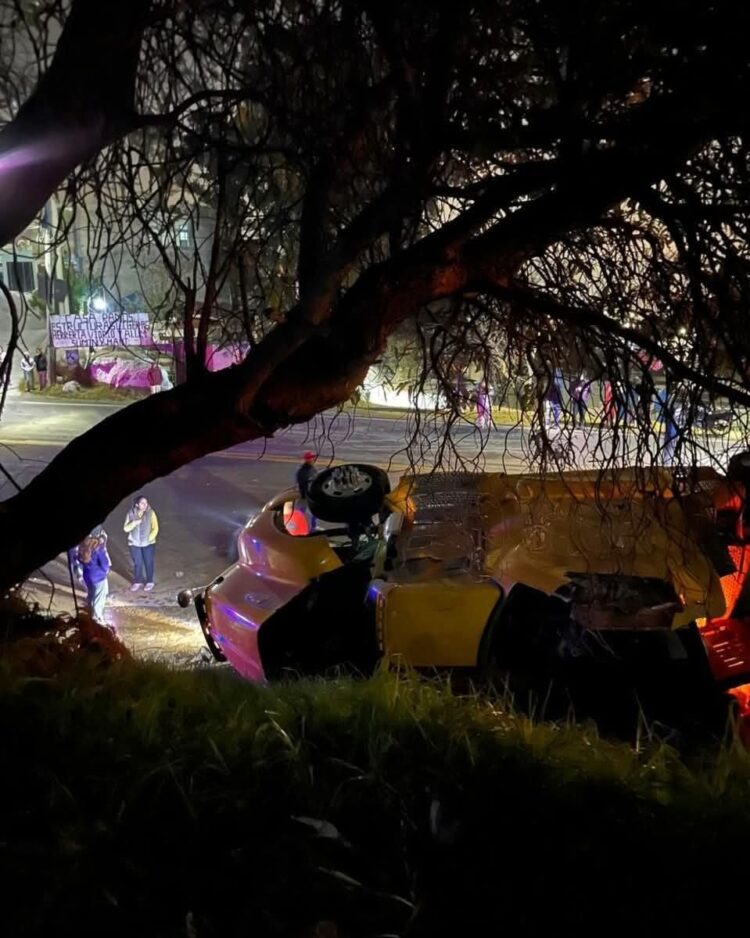 Volcadura de tráiler desata rapiña y caos vial en Naucalpan-Toluca