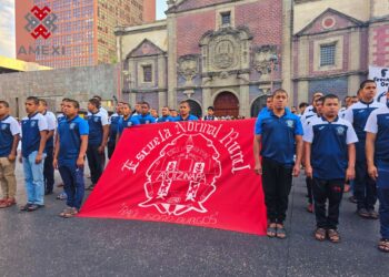 Jóvenes normalistas en la 137 Acción Global por Ayotzinapa