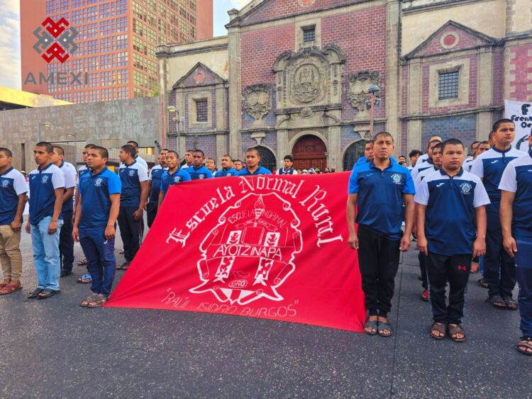 Jóvenes normalistas en la 137 Acción Global por Ayotzinapa