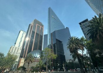 Bolsa Mexicana rompe la barrera de los 70 mil puntos y marca récord histórico