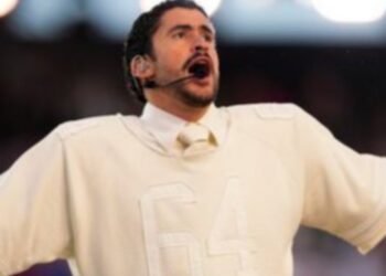 Bad Bunny lució un atuendo blanco en el Super Bowl LX | AMEXI/FOTO: IG @nfl