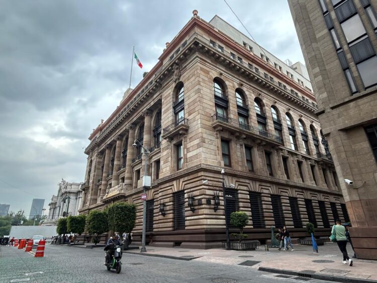 Banxico eleva de 1.1% a 1.6% pronóstico de crecimiento económico para 2026