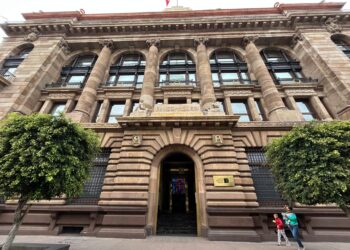 Banxico pausa recortes y mantiene tasa de interés en 7.00%