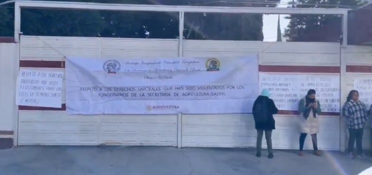 Sindicato de SADER cierra acceso a oficinas en Puebla