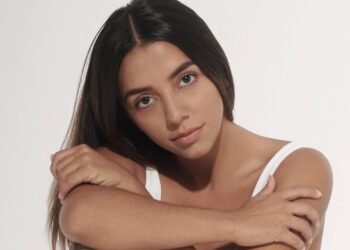 Carla Trujillo da vida a Severina en “Corazón de Oro”, la joven inocente y testigo de los secretos de la familia Arangonova. | AMEXI/FOTO: IG @carlatrujilloo