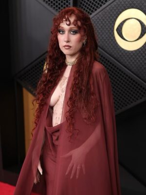 Chapell Roan lució un vestido transparente color borgoña de Mugler en la alfombra roja de los Grammy 2026. | AMEXI/FOTO: IG @grammys