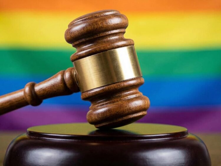 Destitución de funcionarios que obstaculicen orientación sexual