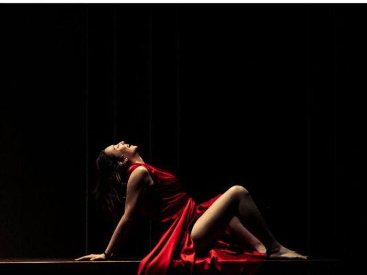 Regina Blandón en escena durante una función de Prima Facie, interpretando a la abogada Tessa en el Foro Cultural Chapultepec.